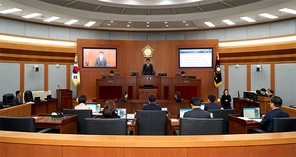19일 장인수 오산시의회 의장이 ‘제247회 임시회 폐회를 선언하고 있다. ⓒ경기타임스
