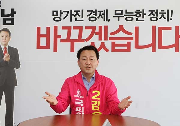 김용남 후보를 23일 오전 팔달구 중동사거리에 있는 선거사무소에서 산수화기자단이 만났다. 김 후보는 죽을 각오로 재탈환...망가진 경제, 무너진 법치, 바로잡겠습니다라고 강조했다.ⓒ경기타임스
