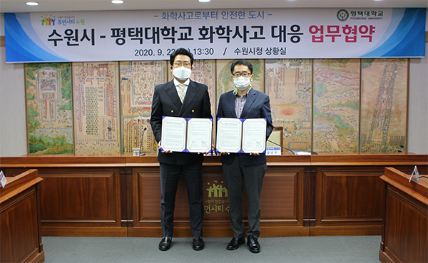 사진)강건구 수원시 환경국장(오른쪽)과 김호현 교수가 협약 후 기념촬영하고 있다. ⓒ경기타임스