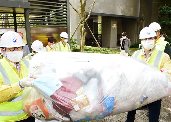 사진)염태영 시장(오른쪽)과 조명래 환경부 장관이 4일 영통구 한 아파트단지에서 재활용품 수거를 돕고 있다.   ⓒ경기타임스