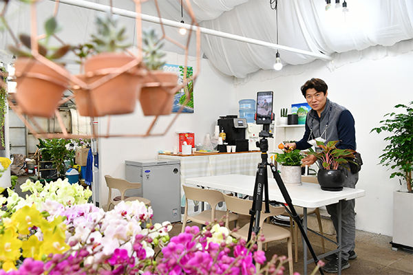 사진)라이브커머스 시장에 진출하기 위해 온실에 간이 스튜디오를 만들어 온라인 방송을 연습 중인 농업인 김승현씨.ⓒ경기타임스