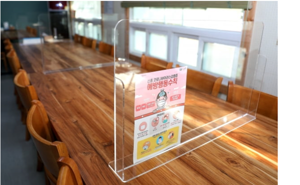 사진)음식점에서 사용중인 테이블 칸막이 모ⓒ경기타임스