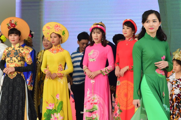 사진) 지난 2019년 5월 개최된 다문화한가족 축제에서 전통복장 패션쇼가 진행되고 있다.ⓒ경기타임스