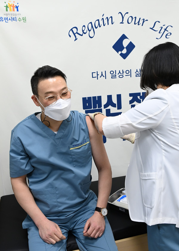 사진)김주형 진료부원장이 코로나19 백신을 접종하고 있다.ⓒ경기타임스