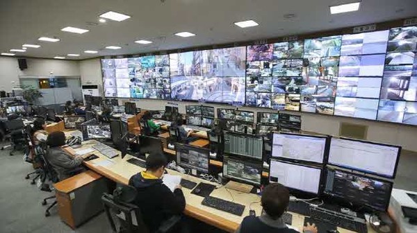 사진) 수원시 도시안전통합센터의 CCTV 상황실 모습.ⓒ경기타임스