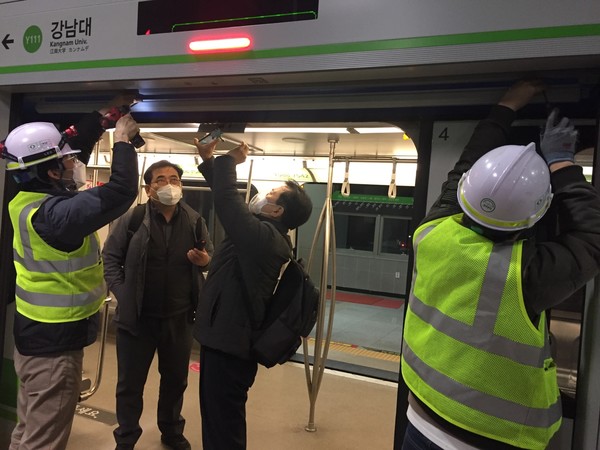 사진)관계자들이 경전철 스크린도어를 점검하고 있다.ⓒ경기타임스