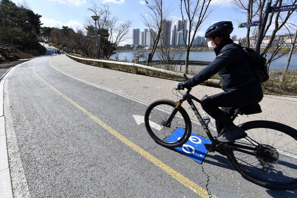사진) 광교호수공원 내 자전거길에서 한 시민이 자전거를 타고 있다.ⓒ경기타임스