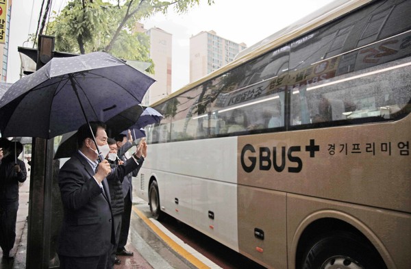 사진) 백군기 용인시장이 P9211번 버스를 이용하는 시민들을 배웅하고 있다. ⓒ경기타임스