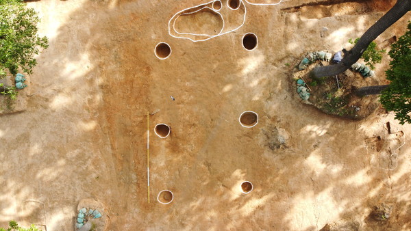 사진)처인성 내부에서 발견된 건물지 모습 / 처인성 내부에서 발견된 저장구덩이 모습 / 정밀발굴조사지 전경ⓒ경기타임스