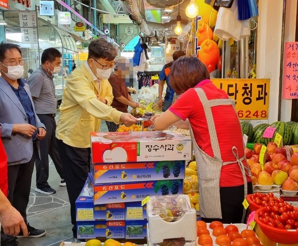 사진)김용덕 영통구청장, 전통시장 활성화를 위한 구매탄시장 방문ⓒ경기타임스