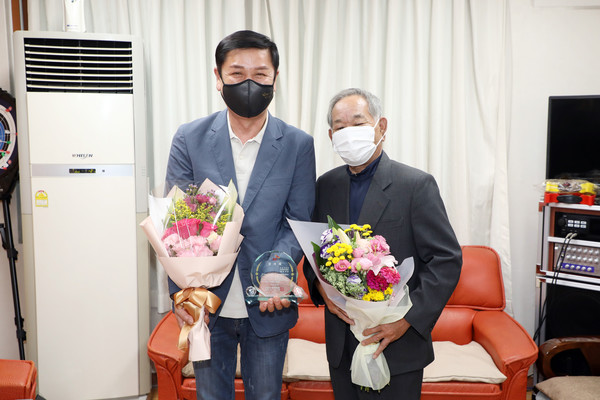 사진)15일 수원시의회 유재광 의원이 선경아파트 입주자대표회로부터 감사패 받았다.ⓒ경기타임스