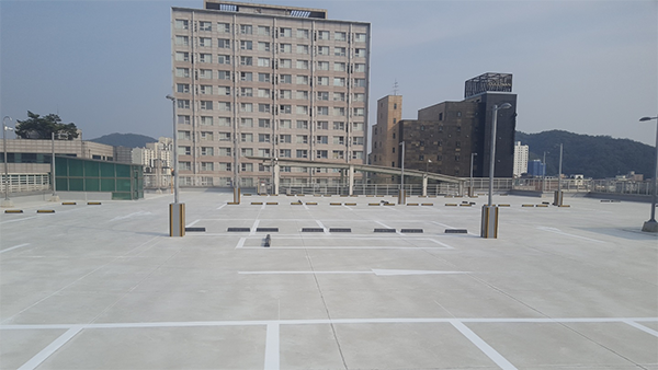 사진) 용인터미널 인근 중앙공영주차장 옥상이 새 단장한 모습ⓒ경기타임스