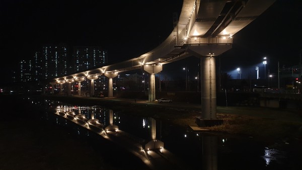사진)용인중앙시장 다목적광장~종합운동장 사이 경전철 500m 구간에 설치된 LED 경관 조명 야간 모습ⓒ경기타임스