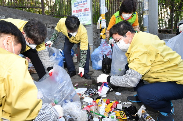 사진) 생활폐기물을 줄이기 위해 소각용 쓰레기 샘플링 작업에 참여하고 있는 염태영 수원시장과 공직자들.ⓒ경기타임스