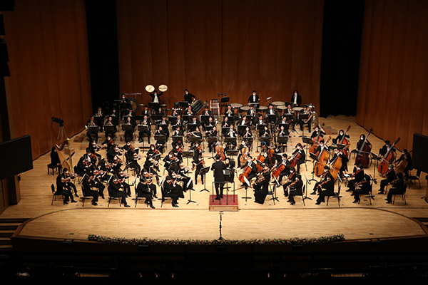 사진) 수원시립교향악단이 ‘창단 40주년 기념음악회’에서 연주하고 있다.   ⓒ경기타임스