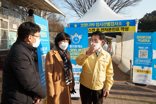 사진)용인시의회 김기준 의장이 28알 용인휴게소 임시선별검사소를 찾아 의료진을 격려했다.ⓒ경기타임스