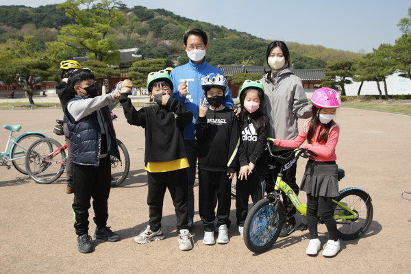 사진)화성행궁 광장앞에서 자전거 타는 아이들과 함께ⓒ경기타임스