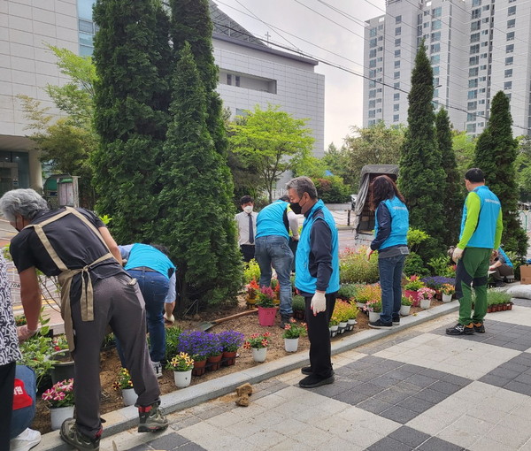 사진)오산 대원동 주민자치회, 동행정복지센터 앞에작은 정원 조성ⓒ경기타임스