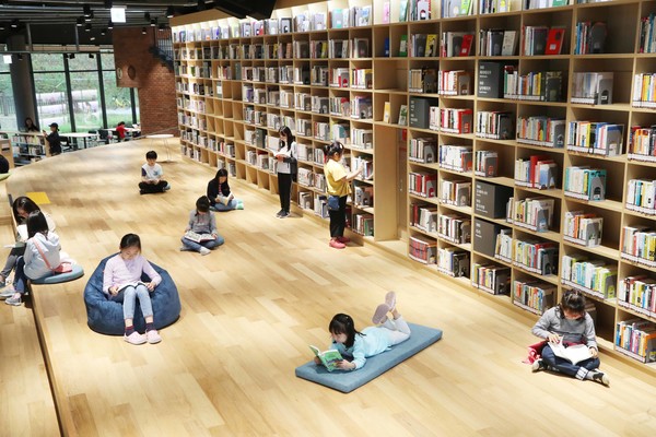 사진)남사도서관에서 아이들이 자유롭게 책을 읽고 모습.ⓒ경기타임스