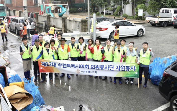 사진)수원특례시의회 의원봉사단, 권선구 평동 수혜현장을 찾아 “구슬땀”자원봉사 후 기념촬영ⓒ경기타임스