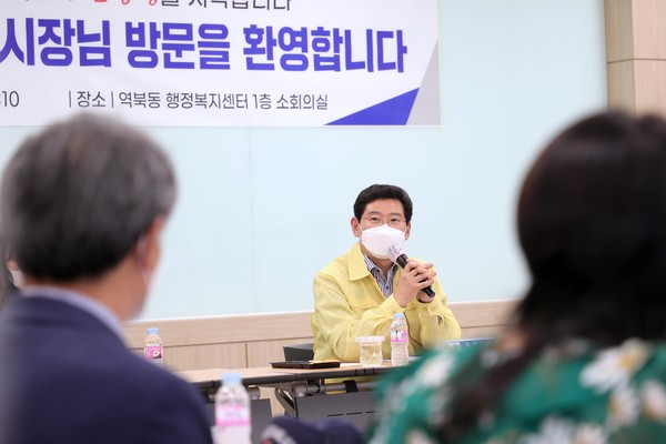 사진)이상일 용인특례시장이 11일 처인구 역북동 주민들과 만나 현안에 대해 이야기를 나누고 있다.ⓒ경기타임스
