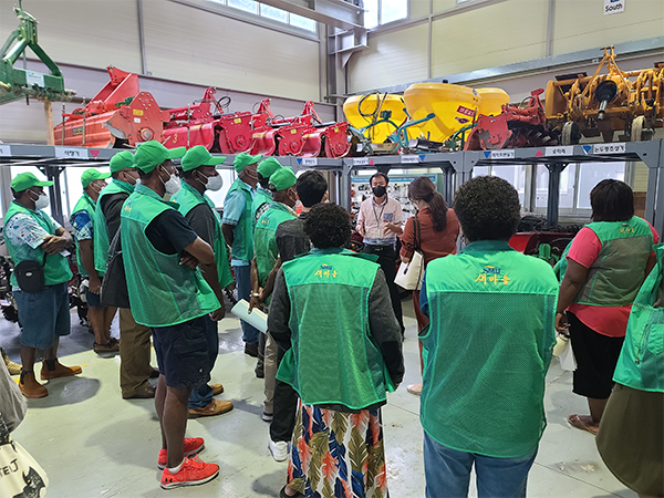 사진)남태평양 서부 섬나라 피지의 마을지도자들이 용인시농업기술센터 관계자에게 농기계 임대사업소에 대한 설명을 듣고 있다. ⓒ경기타임스