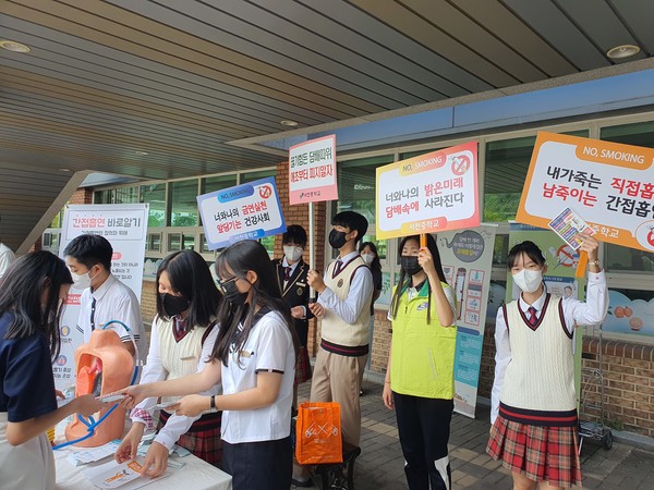 사진)기흥구 서천중학교 학생들이 금연 캠페인을 하고 있다.ⓒ경기타임스