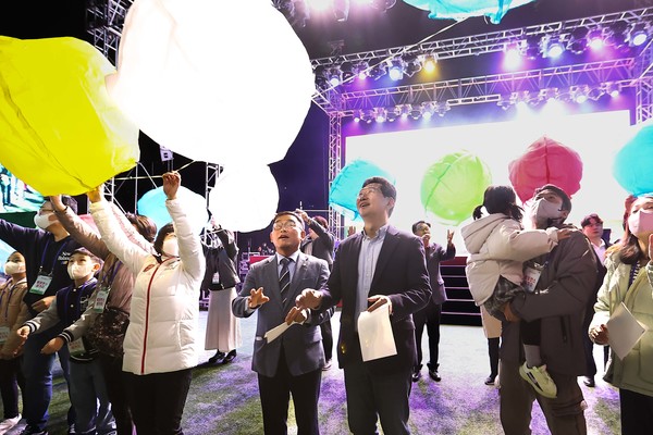 사진).이상일 용인특례시장(오른쪽)과 윤원균 용인특례시의회 의장이 2022 용인패밀리페스티벌 개막식에서 LED풍등을 날리고 있다ⓒ경기타임스