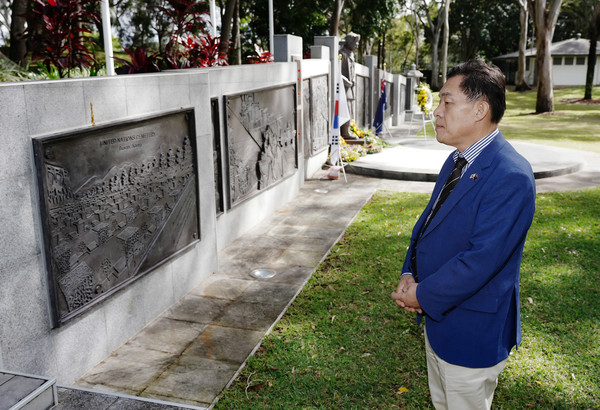 사진)이재준 시장이 퀸즐랜드주 한국전쟁기념비 앞에서 묵념하고 있다.ⓒ경기타임스