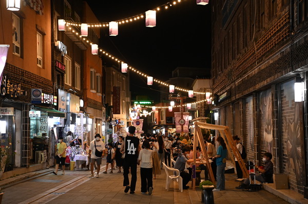 사진) 수원시의 여름밤을 즐길 수 있는 수원 문화재 야행이 진행된 행궁동 일대를 시민들이 즐기고 있다.ⓒ경기타임스