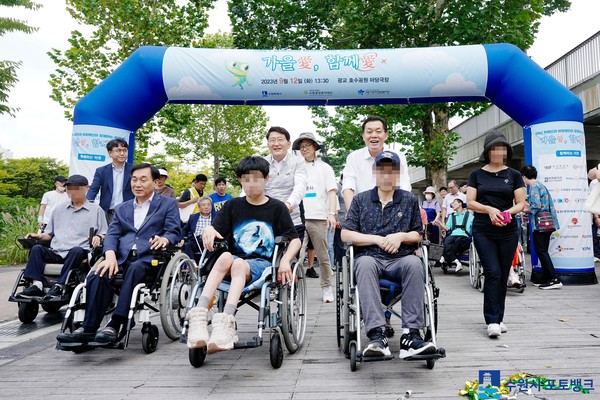 사진) 지난 9월12일 광교호수공원에서 열린 ‘가을애(愛) 함께애(愛) 걷기대회’에 참석한 이재준 수원특례시장과 수원시민(장애인, 비장애인)들이 함께 걷고 있다.ⓒ경기타임스