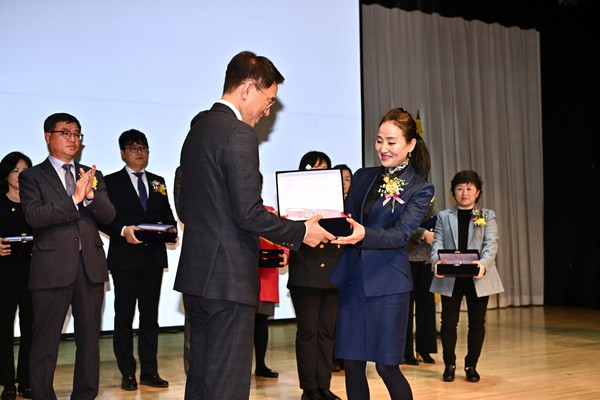 사진)수지도서관(오른쪽이 도서관 관계자)이 지난 22일 한국도서관협회 주관 제56회 한국도서관상 단체부문 상을 받았다.ⓒ경기타임스