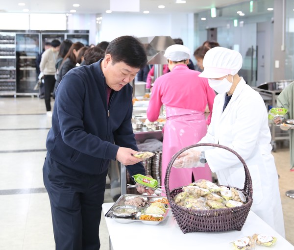 사진)장안구, 정월대보름 맞이 직원 격려 위한 오곡밥 나눔 행사ⓒ경기타임스