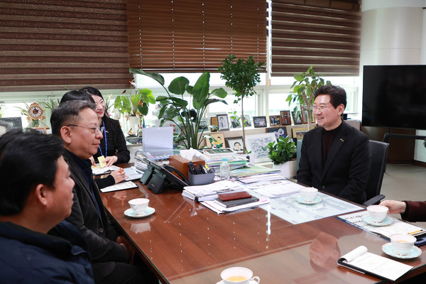 사진)이상일 용인특례시장이 1000만원의 성금을 기탁한 (주)용인실업 김종오 대표와 대화를 나누고 있다ⓒ경기타임스