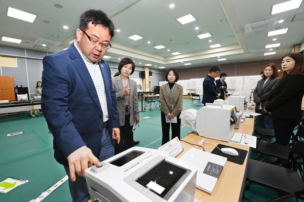 사진)김현수 수원시 제1부시장이 사전투표소를 점검하고 있다.ⓒ경기타임스