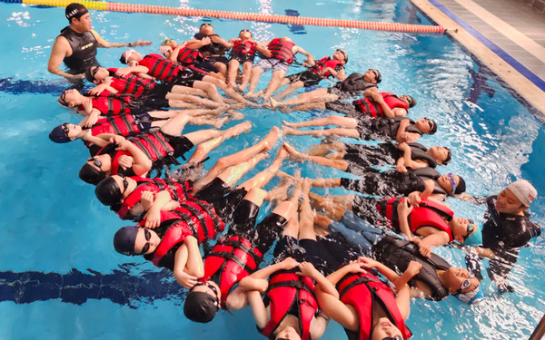 사진)용인도시공사 관내 초등학교 생존 수영 교육 시행ⓒ경기타임스