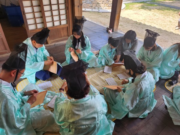 사진)시민들이 ‘정조 임금님 수원향교에 책 내리신 날’프로그램을 체험하고 있다.ⓒ경기타임스