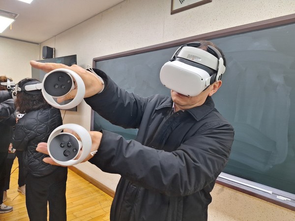 사진)용인특례시가 어르신 안전을 위해 VR을 활용한 가상 체험교육을 하고 있다ⓒ경기타임스