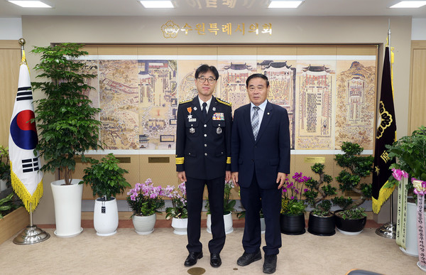 [경기타임스] 수원특례시의회 이재식 의장은 15일 고영주 수원남부소방서장을 만나 장마철 안전사고 예방을 위한 다양한 의견을 나눴다. 이재식 의장은 “각종 재난사고로부터 안전한 수원을 만들기 위해 불철주야 노력하시는 고영주 서장님과 소방관 분들께 감사드리며, 올해도 여름철 폭우 등에 대비하여 만전을 기해달라”고 말했다.ⓒ경기타임스