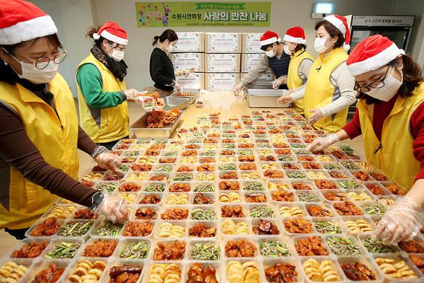 사진 설명-10일 오전 수원특례시 수원시연화장에서 연화장사업소 임직원과 자원봉사단 10여 명이 ‘2024년 사랑나눔 도시락 반찬 봉사활동’을 벌이고 있다. 공사 연화장사업소는 연말연시를 맞아 지역사회 공헌 실천과 나눔 봉사 일환으로 지난 2018년부터 도시락을 손수 준비해 지역 독거노인 등 따뜻한 손길이 필요한 이웃에게 전달하고 있다. (사진=수원도시공사 제공)ⓒ경기타임스