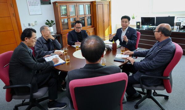 오산시의회 성길용 부의장, 생활폐기물 수집·운반 대행업체 대표 간담회ⓒ경기타임스