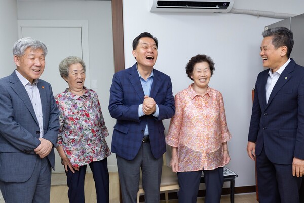 지난해 8월 수원에 거주하고 있는 독립유공자 후손 집수리 지원사업 완료 가구에서 집들이가 열려 관계자들이 축하를 하고 있다.ⓒ경기타임스