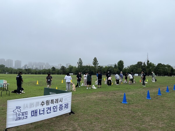 매너견 인증교육을 하는 모습.ⓒ경기타임스