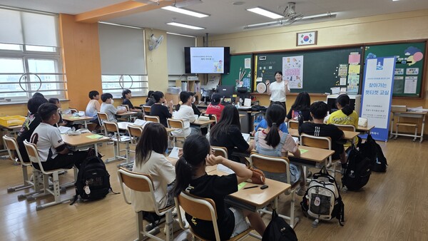 수원시가 지난해 한 초등학교에서 ‘찾아가는 펫티켓 교실’을 열고, 학생들에게 반려동물 에티켓 교육을 하고 있다.ⓒ경기타임스