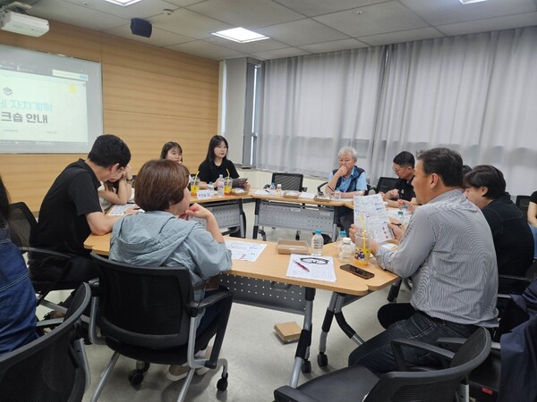 수원시 권선구 곡선동 주민들이 우리동네 자치계획 수립을 위한 모임을 진행하고 있다.ⓒ경기타임스