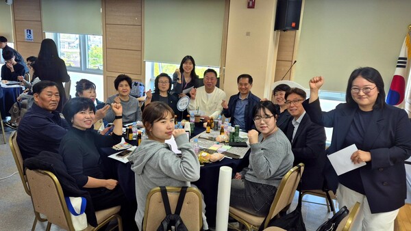 수원시 팔달구 매교동 주민들이 우리동네 자치계획 수립 모임에서 기념촬영을 하고 있다.ⓒ경기타임스