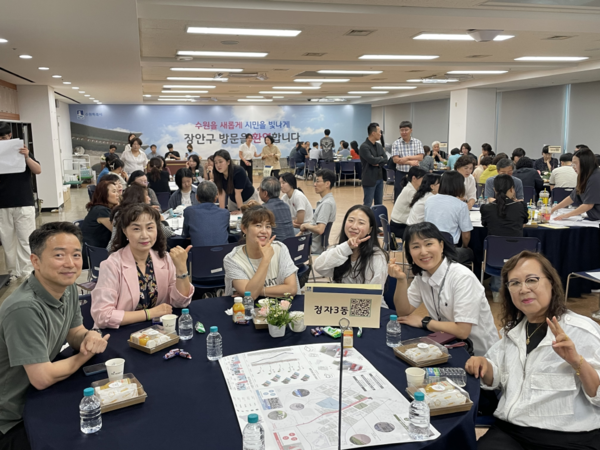 수원시 장안구 정자3동 주민들이 우리동네 자치계획 발표를 준비하며 기념촬영을 하고 있다.ⓒ경기타임스