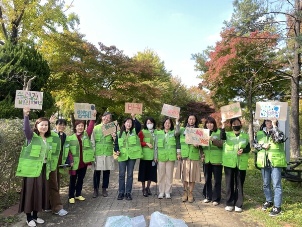 수원시 탄소중립 그린도시 사업의 사회전환 사업 일환으로 주민실천단이 캠페인을 진행하고 있다.ⓒ경기타임스