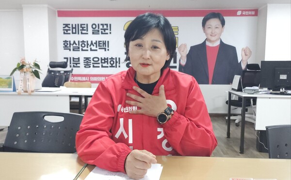[인터뷰]산수화 기자단은 정옥선 예비후보가 수원시 바 선거구(매교·매산·고등·화성1·2동·세류1동)에서 생활정치에 도전한 이유를 물어봤다. 정 후보는 “손이 닿지 않는 것들을 내 일처럼 챙기겠다”고 답하고 있다.ⓒ경기타임스
