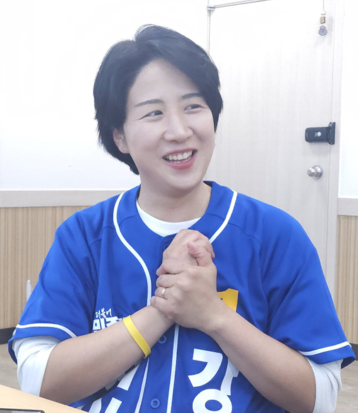 4년 전 비례대표 선거에서 낙선했습니다. 가장 힘들었던 순간은 언제였습니까라는 질문에 강은호 더불어민주당 수원특례시의원 예비후보는 “몸으로 증명하자는 생각이었습니다. 골목으로 들어갔고 공동체 안으로 들어갔습니다"라고 말하며 "기초의원이 되려면 소통을 위해 지역에서 가장 많이, 가장 자주 보이는 사람이 되어야 한다는 것"을 말하고 있다.ⓒ경기타임스